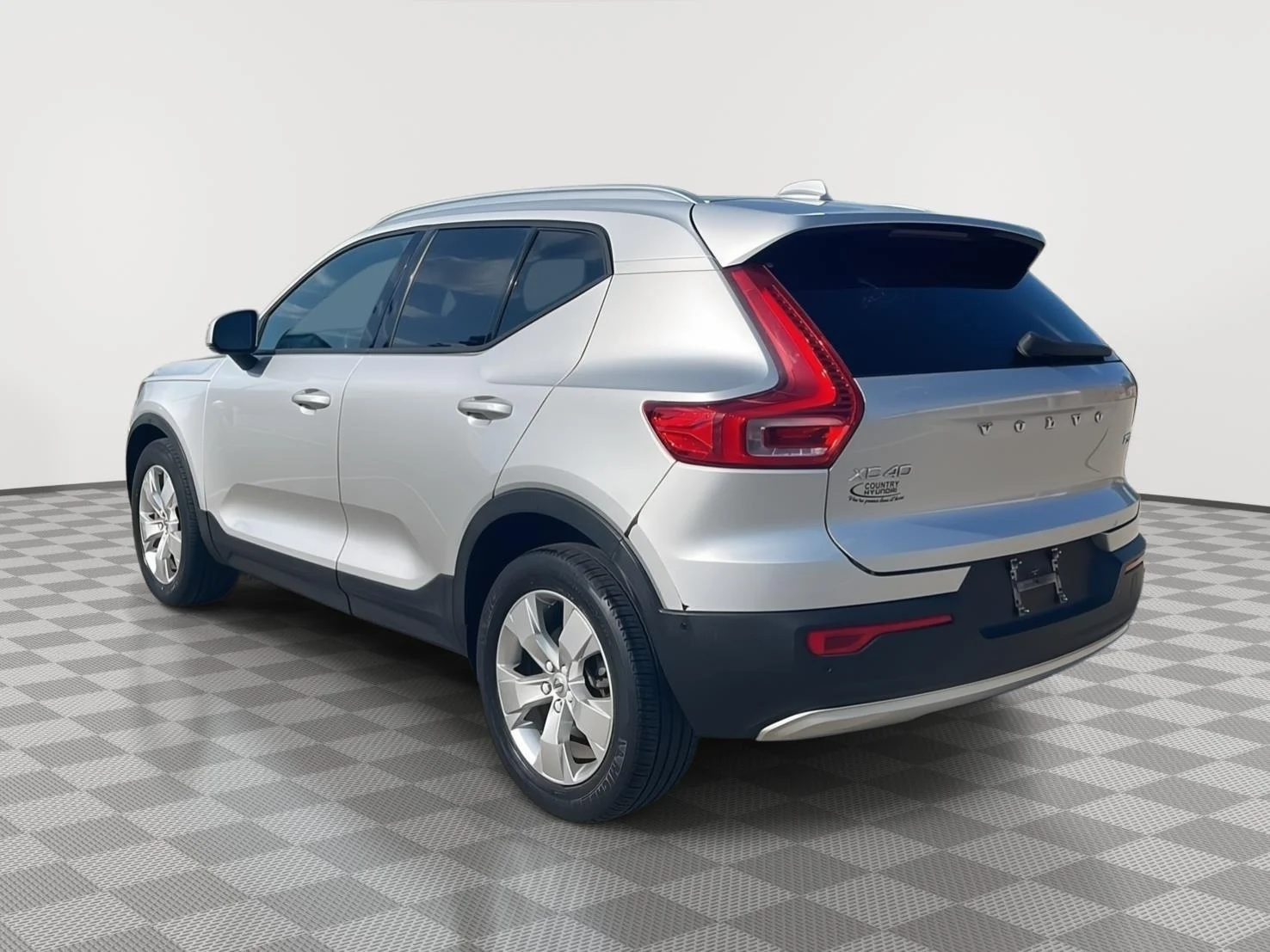 Used 2019 Bright Silver Metallic Volvo Momentum image 5