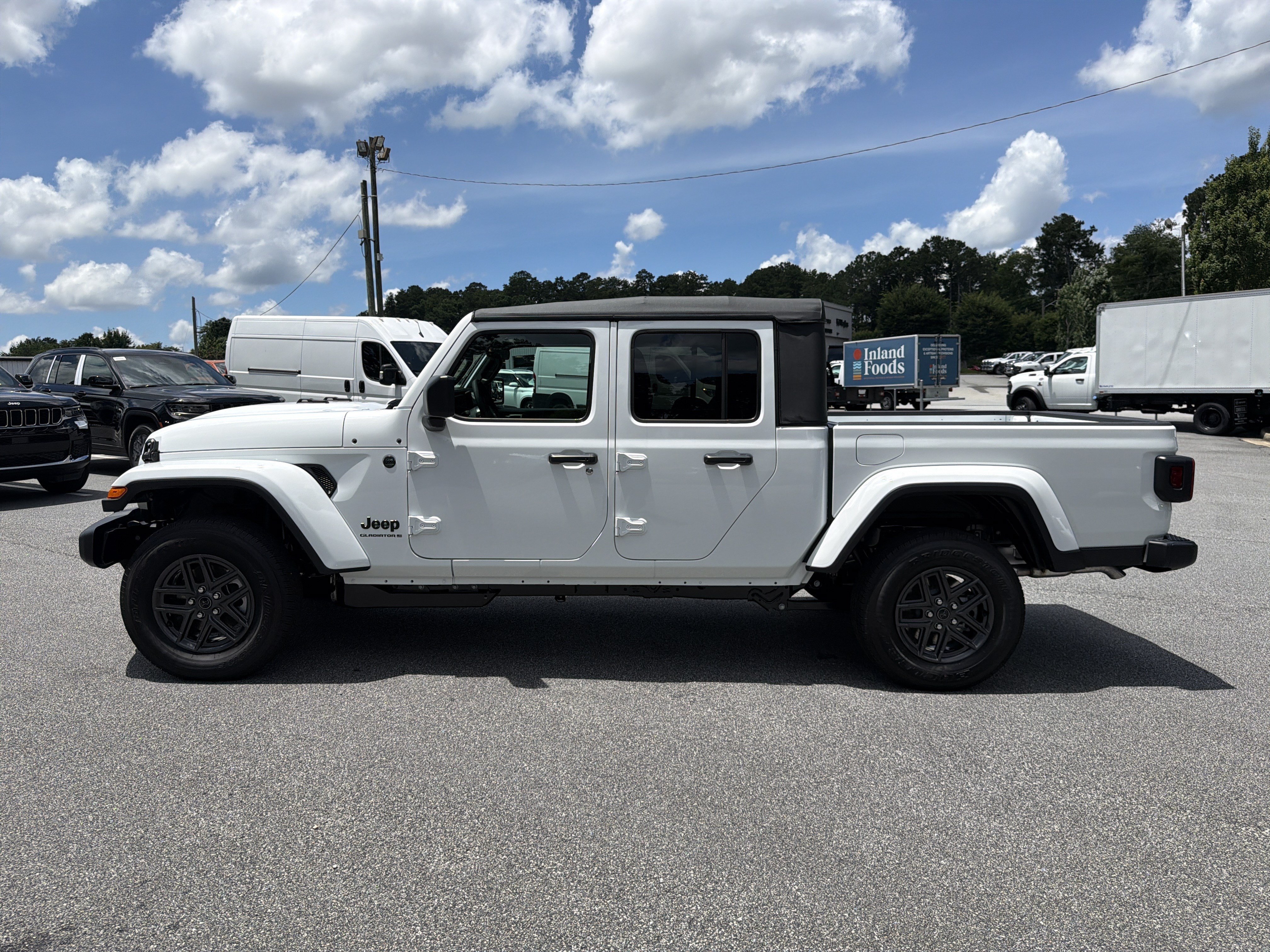 New 2026 Bright White Clear-Coat Exterior Paint Jeep Sport S image 4