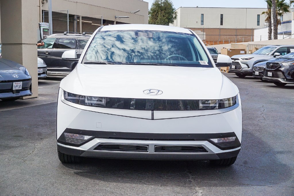 Used 2024 White Hyundai SEL image 2
