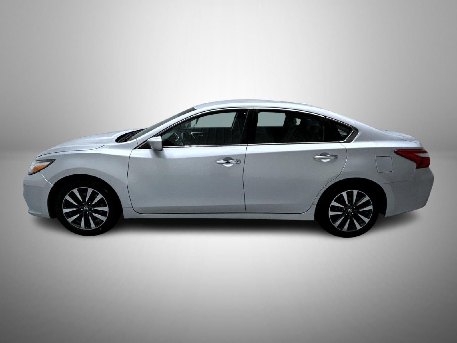 Used 2017 Silver Nissan 2.5 SV image 8