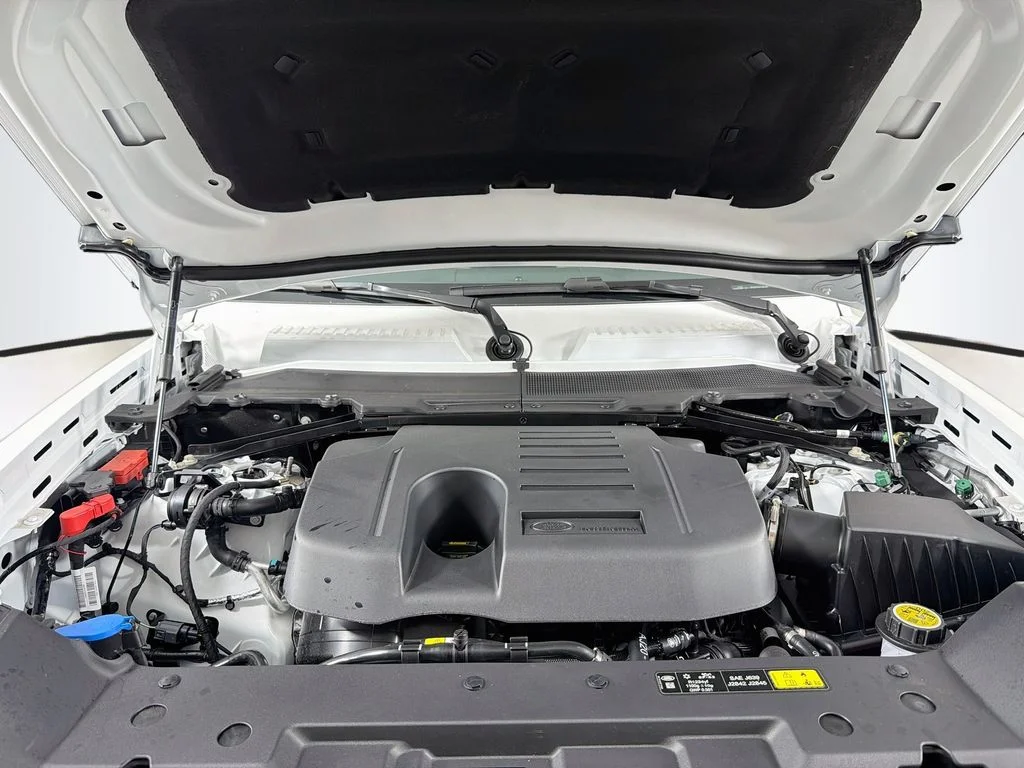 New 2026 Fuji White Land Rover X-Dynamic SE image 32