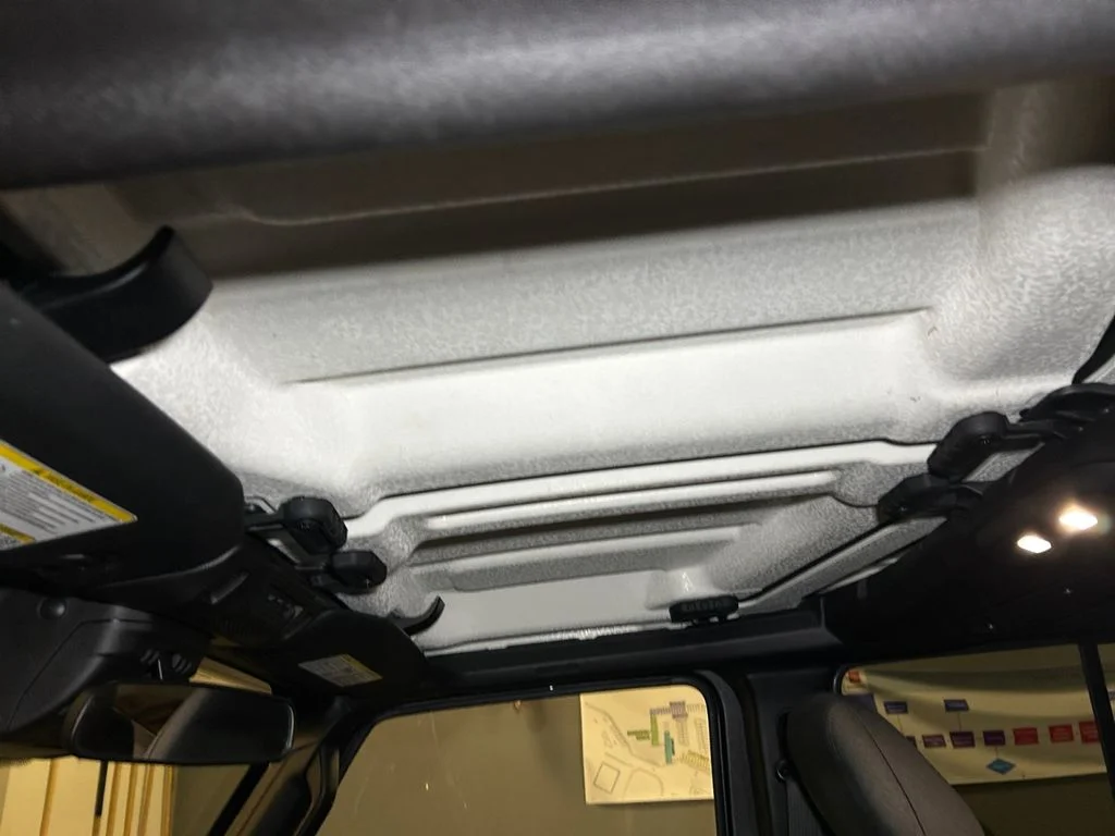 Used 2025 Crystal Metallic Jeep Sahara image 25