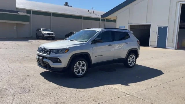 Used 2024 Silver Jeep Latitude image 4