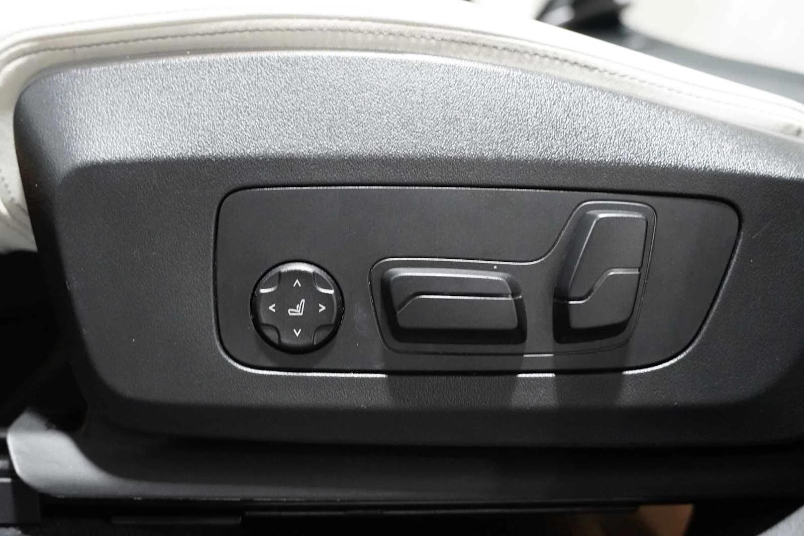 Certified Used 2026 Black Sapphire Metallic BMW xDrive28i image 13