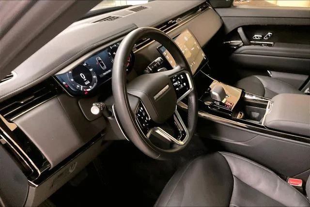 Used 2024  Land Rover SE image 22