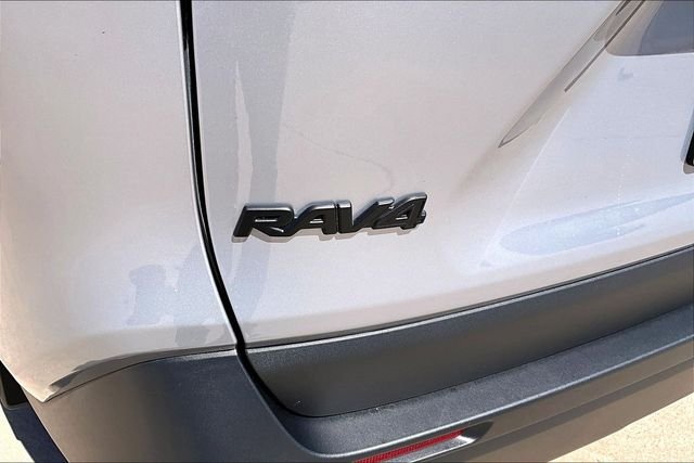 Used 2025 Silver Toyota XLE Premium image 33