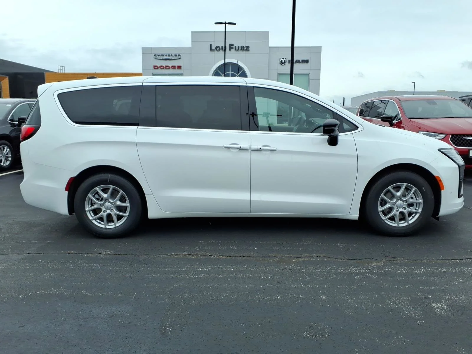 New 2027 Bright White Clear-Coat Exterior Paint Chrysler Select image 18