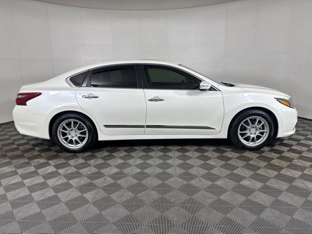 Used 2018 White Nissan 2.5 SL image 2
