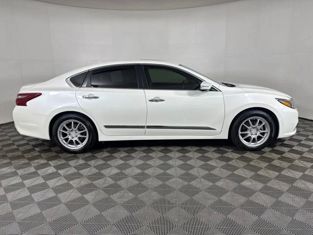 Used 2018 White Nissan 2.5 SL image 2