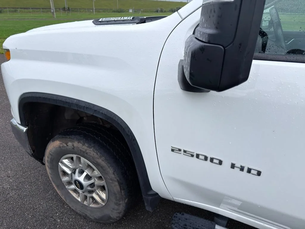 Used 2025 Summit White Chevrolet LT image 12
