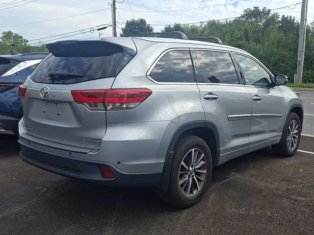 Used 2018 Silver Toyota XLE image 2