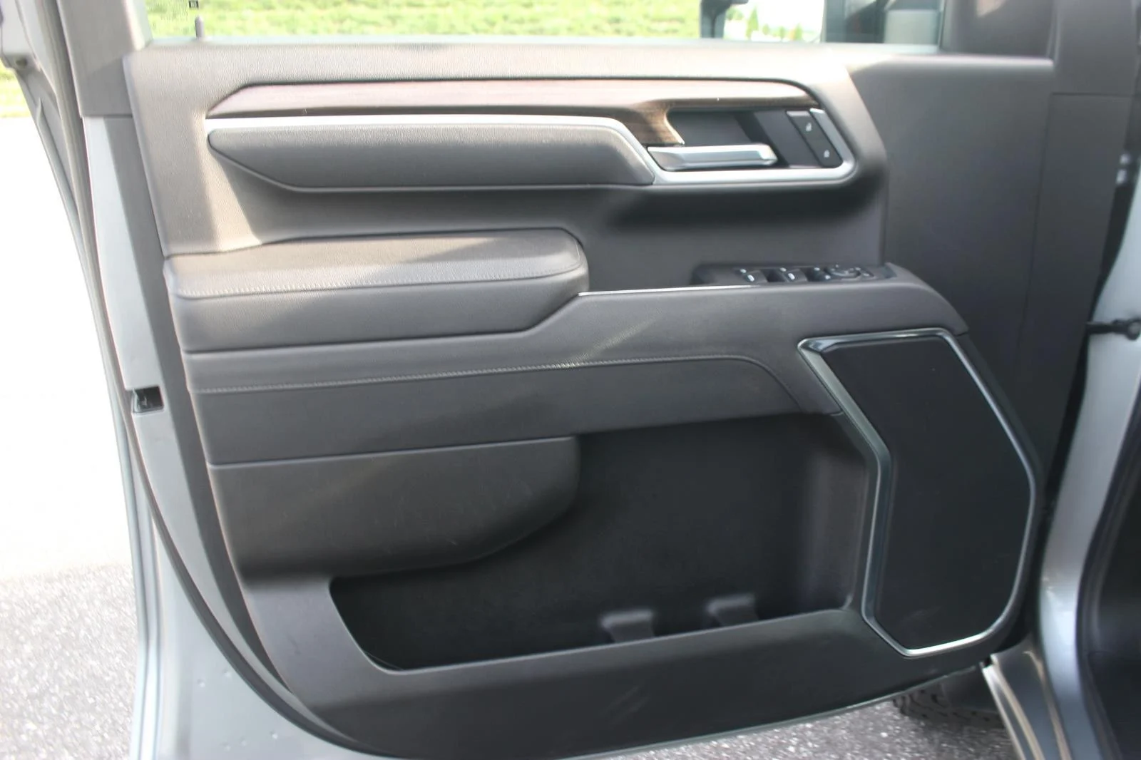 Used 2025 Sterling Gray Metallic Chevrolet LT image 15