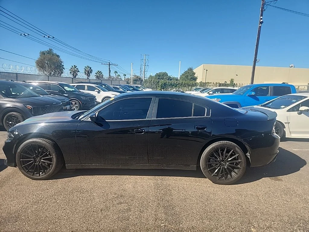 Used 2019 Black Dodge SXT image 9