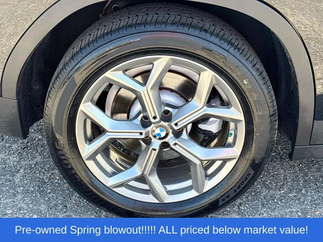 Used 2022 Black BMW sDrive30i image 11