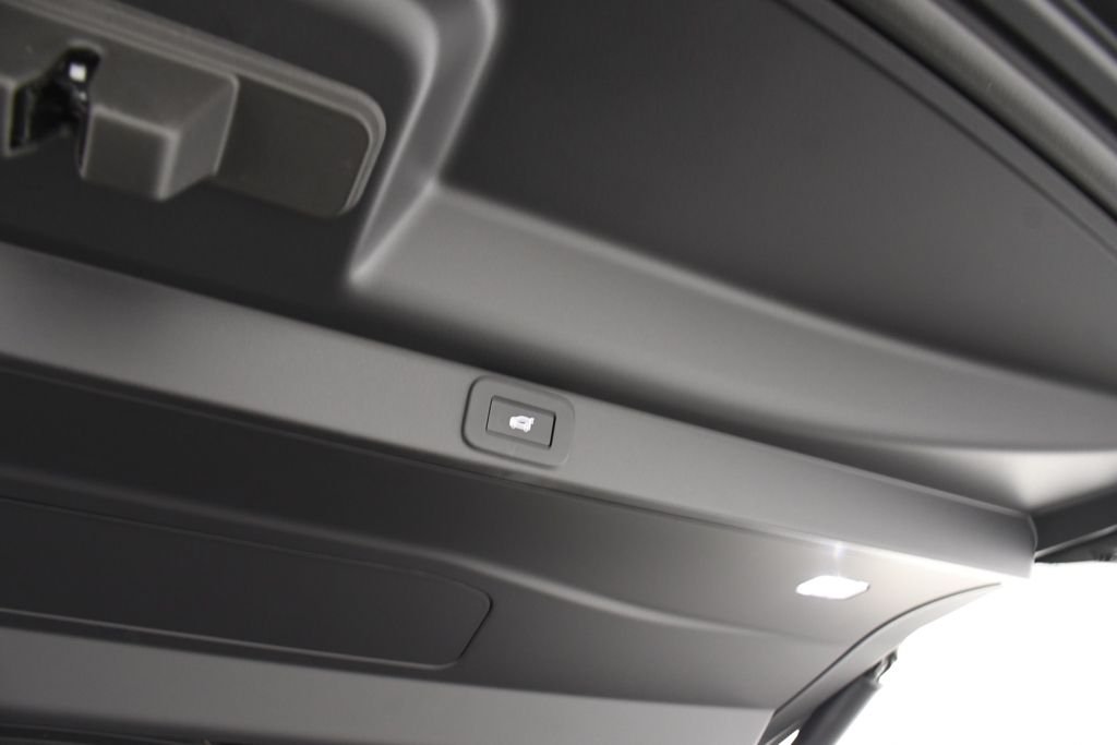 New 2026 Ostuni Perl Wh Land Rover SE image 24