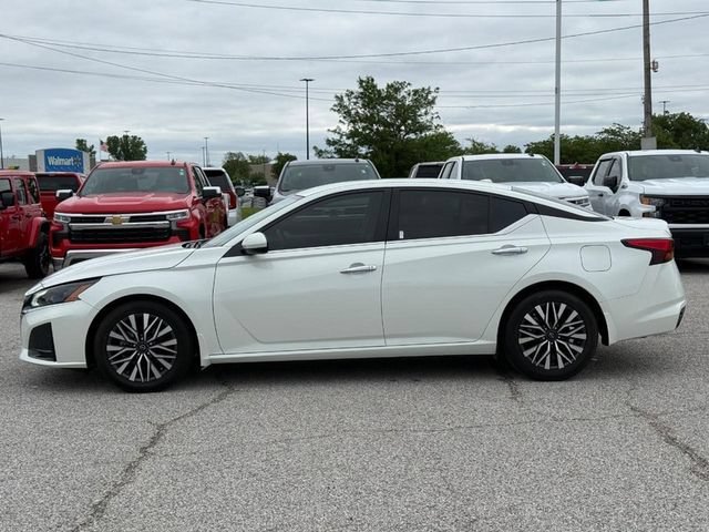 Used 2023 White Nissan SV FWD image 2