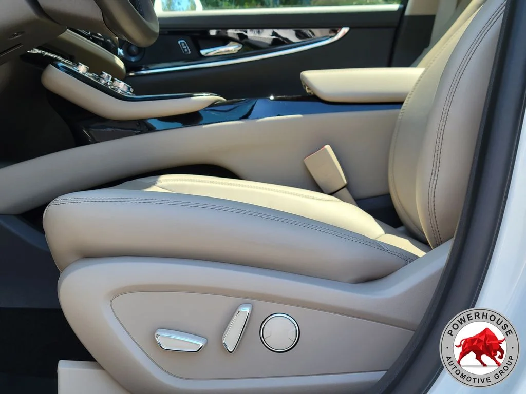 Used 2023 White Lincoln Reserve image 26