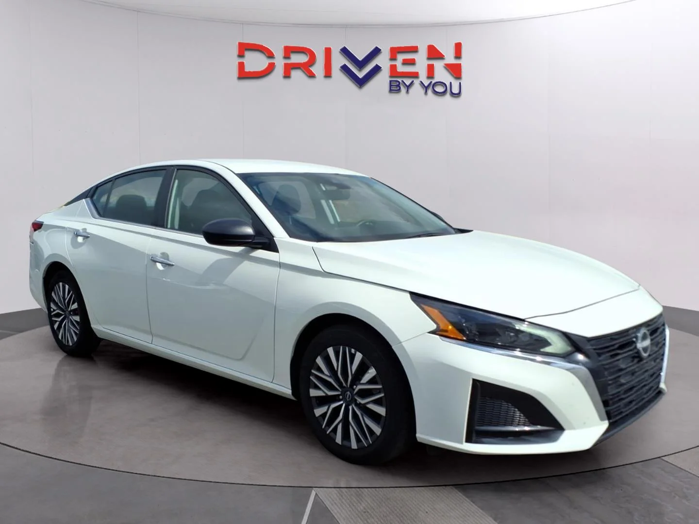 Used 2025 Glacier White Nissan SV image 7