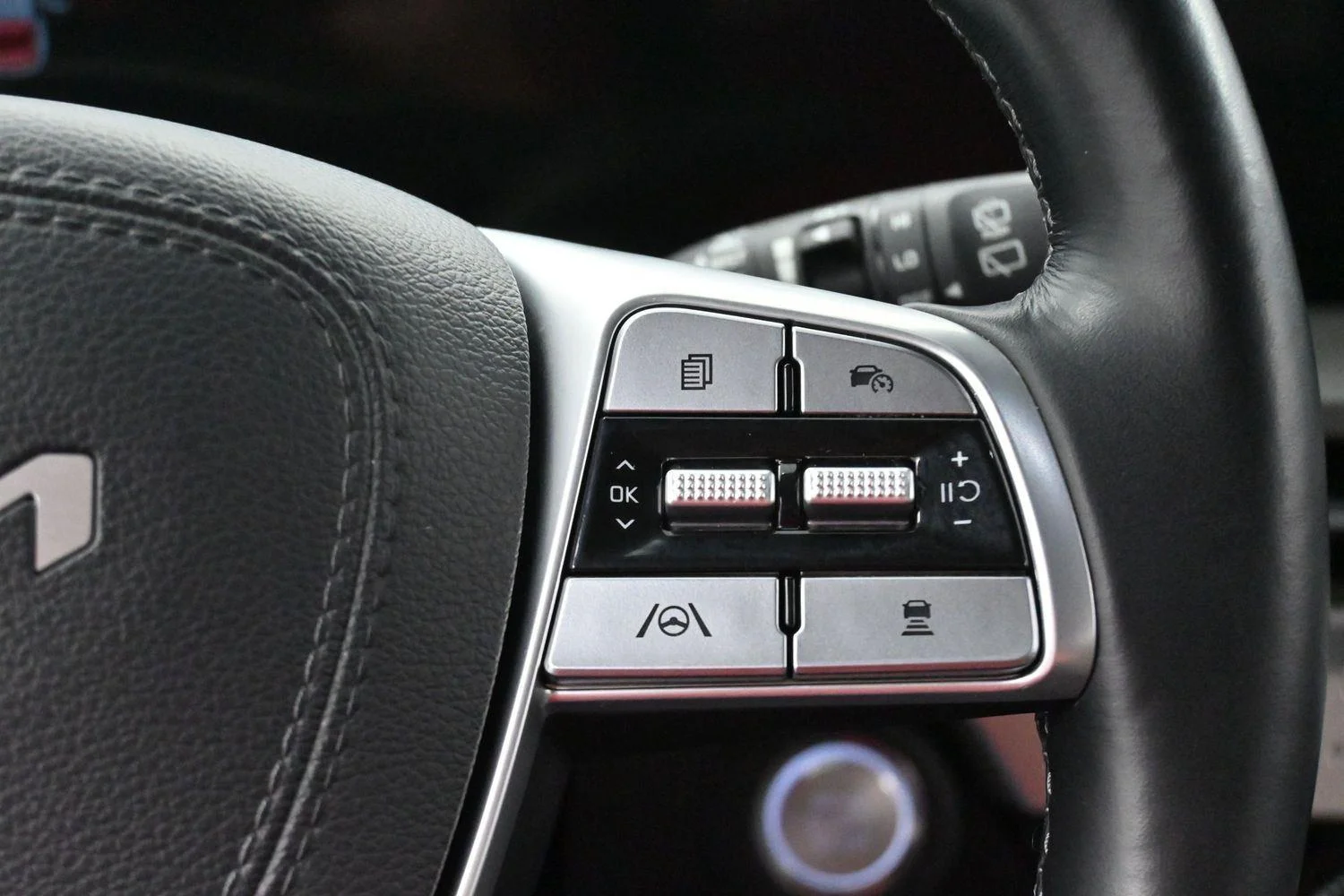 Used 2023 Glacial White Pearl Kia EX X-Line image 21