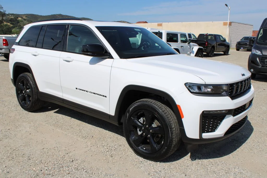 New 2026 Bright White Clear-Coat Exterior Paint Jeep Limited image 3