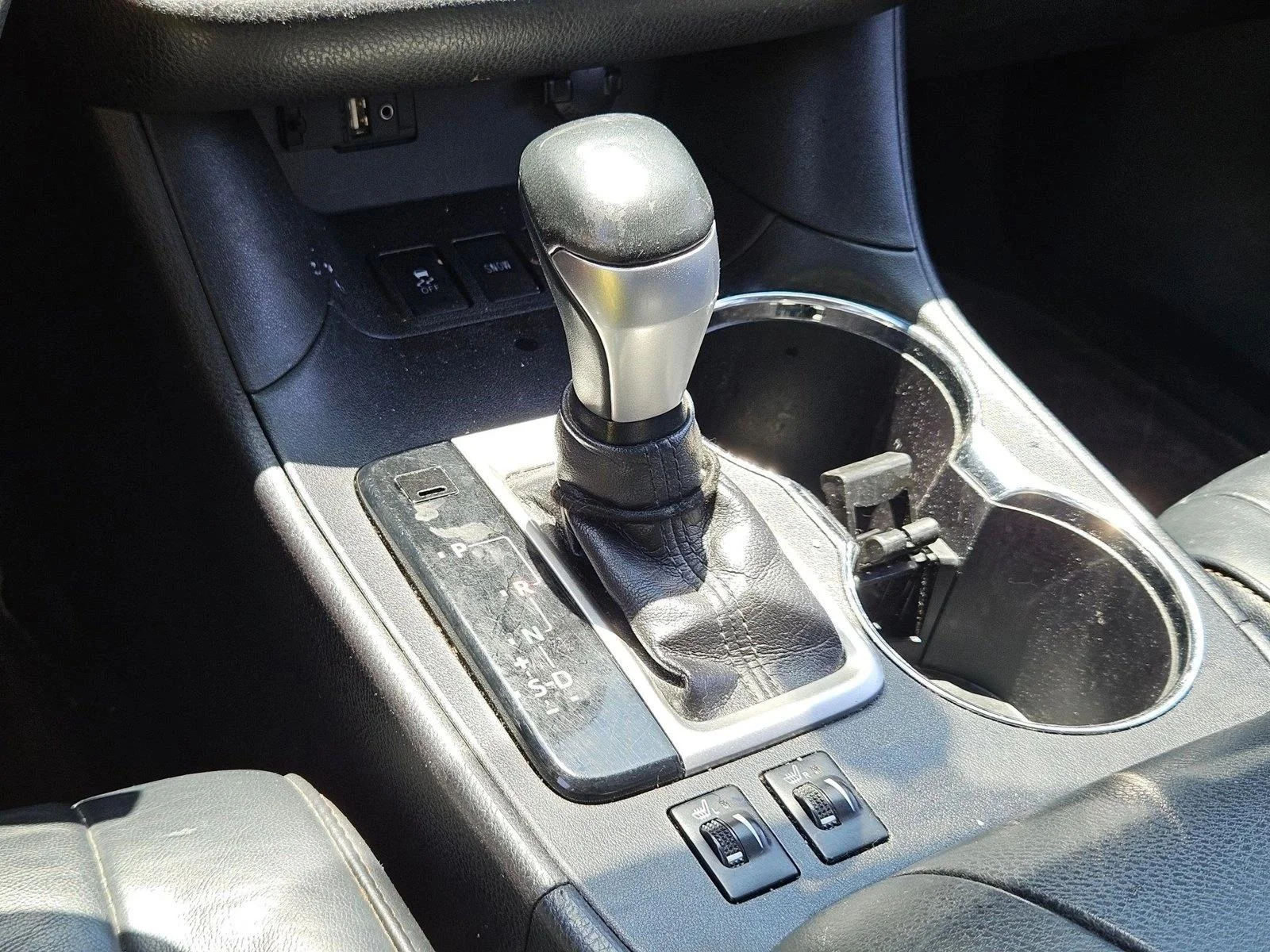 Used 2016 Midnight Black Metallic Toyota XLE image 13