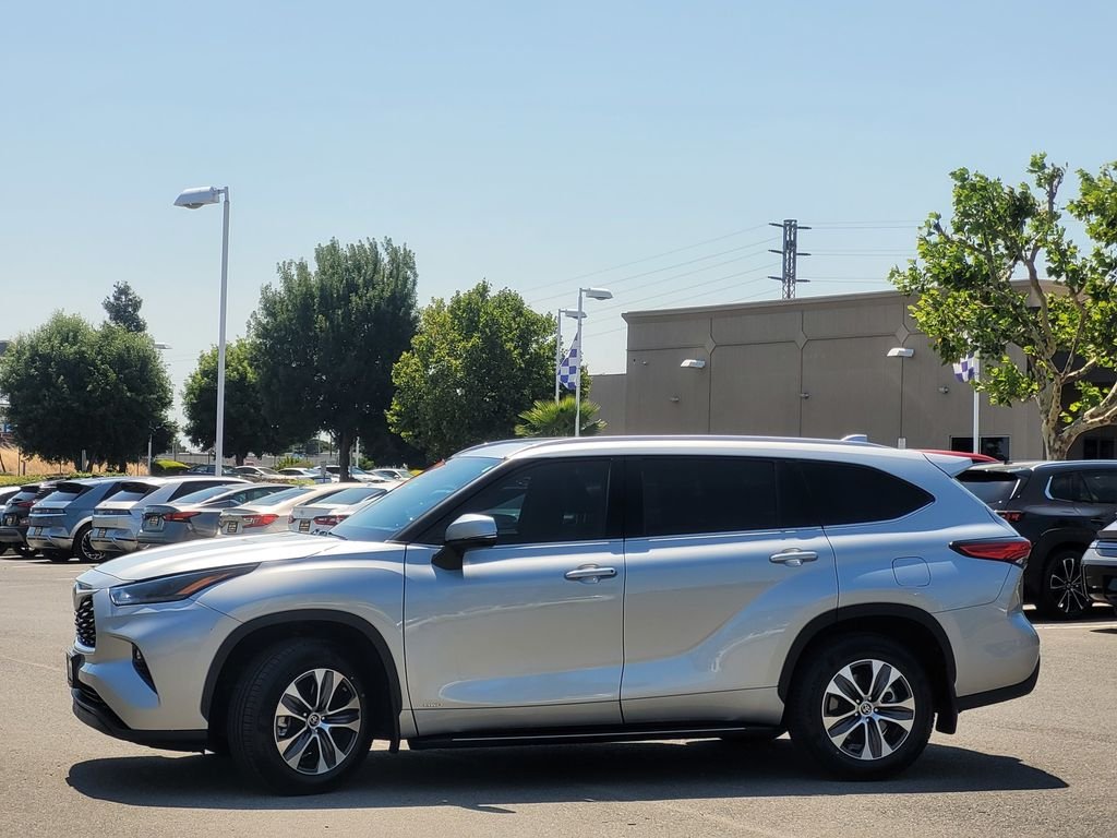 Used 2022 Silver Toyota XLE image 7