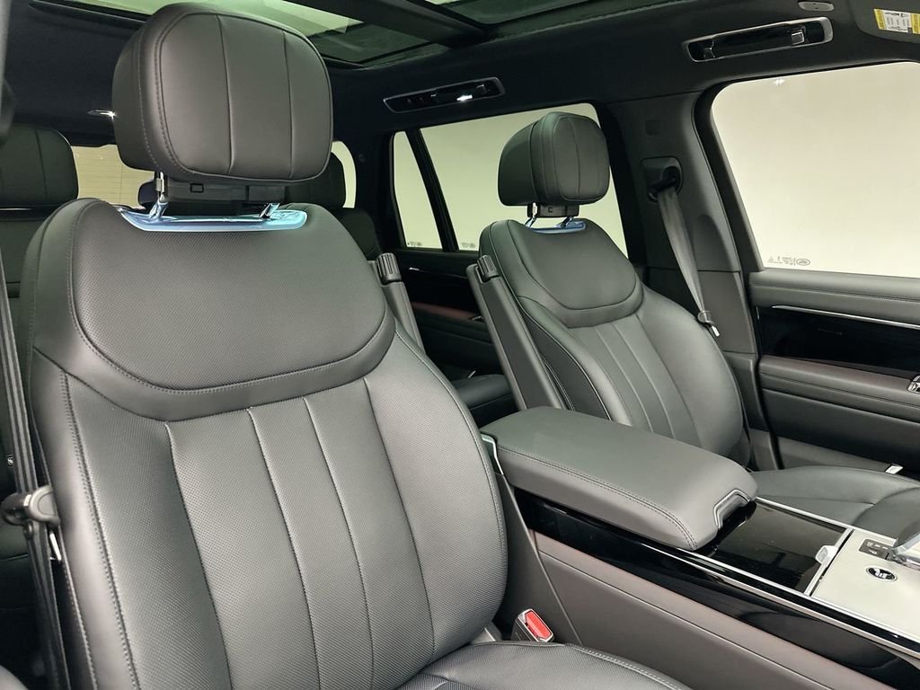 New 2026 Santorini Black Metallic Land Rover SE image 6