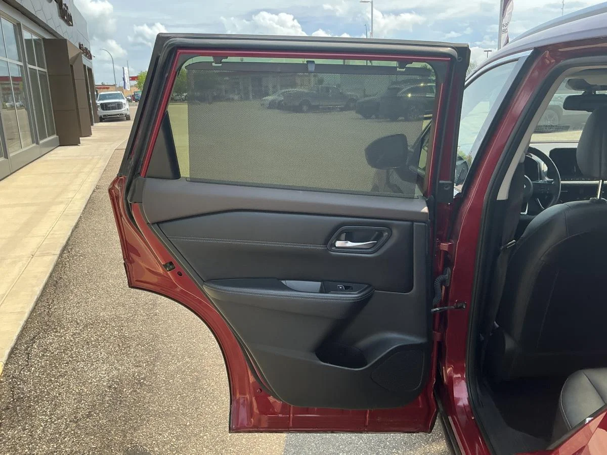 Used 2023  Nissan SL image 35
