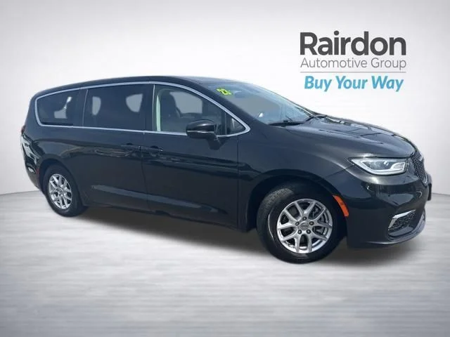 2023 Chrysler Pacifica Touring L's photo