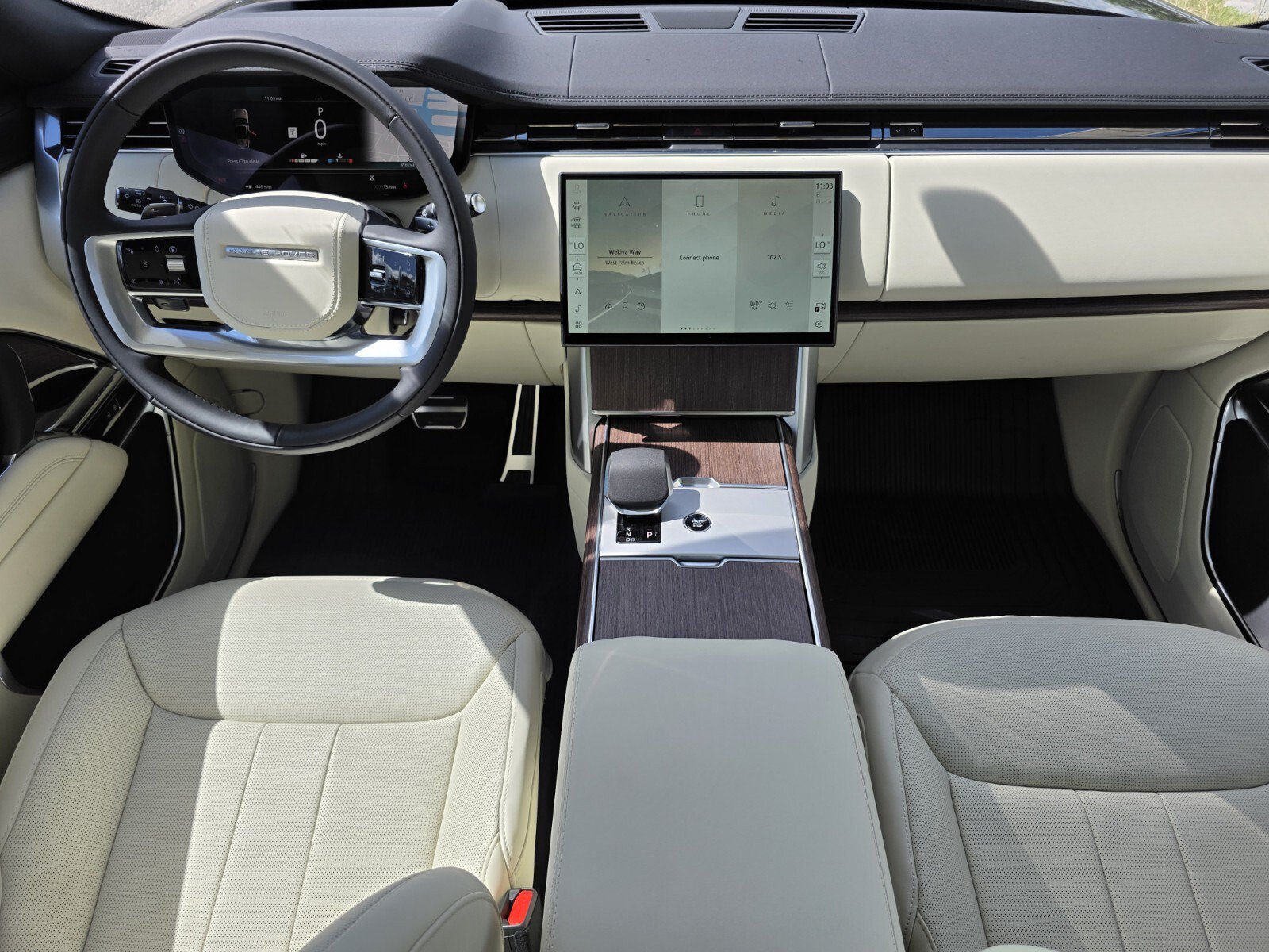 New 2026 Santorini Black Land Rover P400 SE image 4