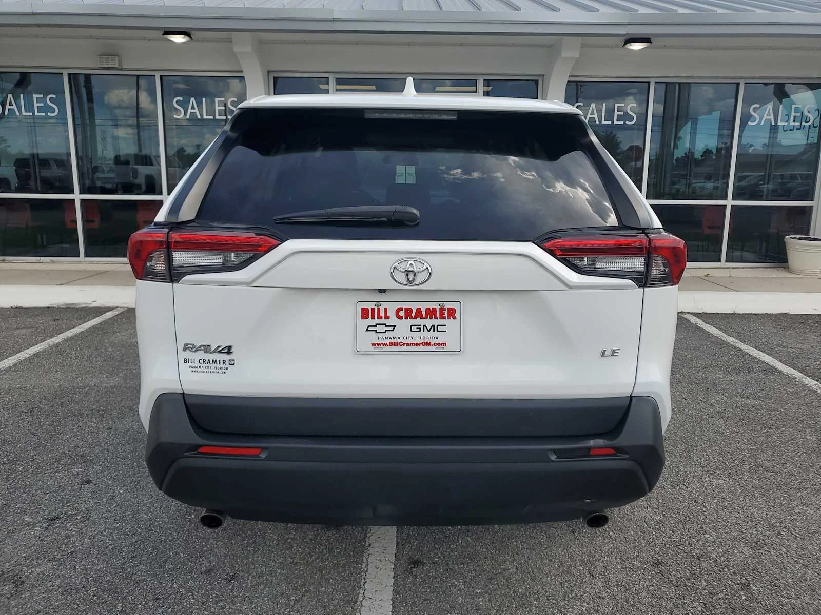 Used 2022 White White Toyota LE image 5