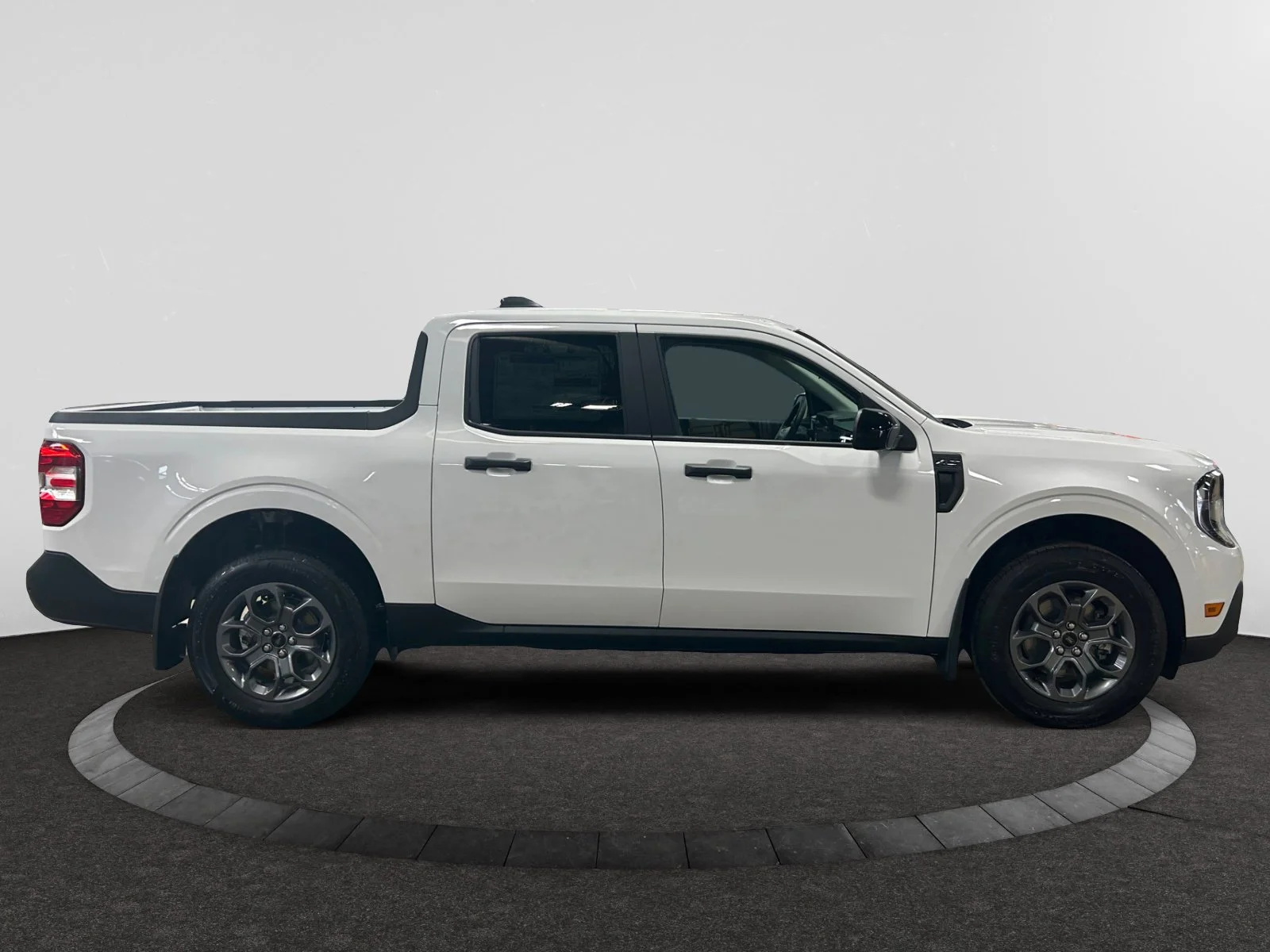 New 2026 Oxford White Ford XLT image 6