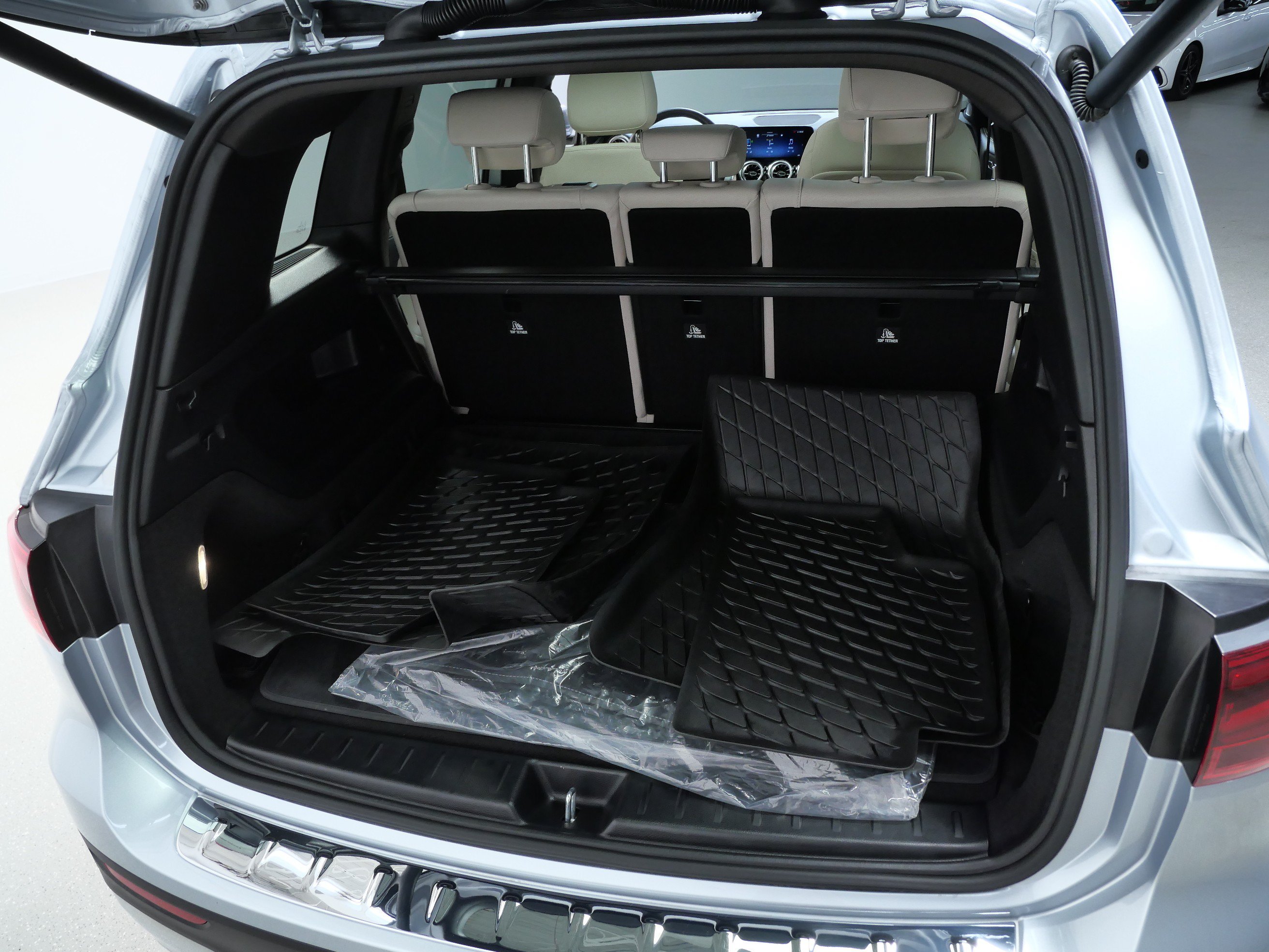 Used 2026 Cirrus Silver Metallic Mercedes-Benz GLB 250 image 7