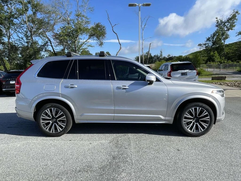 Used 2020 Bright Silver Metallic Volvo Momentum image 29