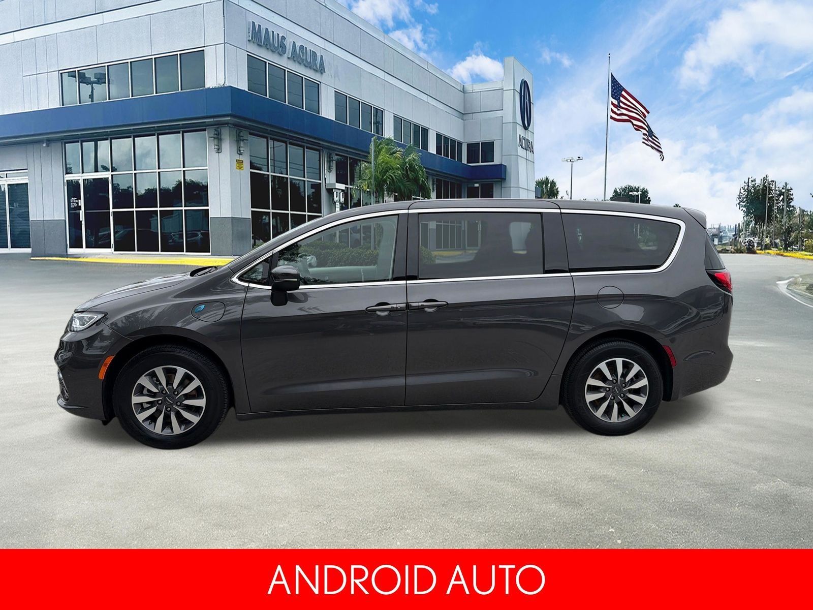 Used 2023 Crystal Metallic Chrysler Touring L image 7