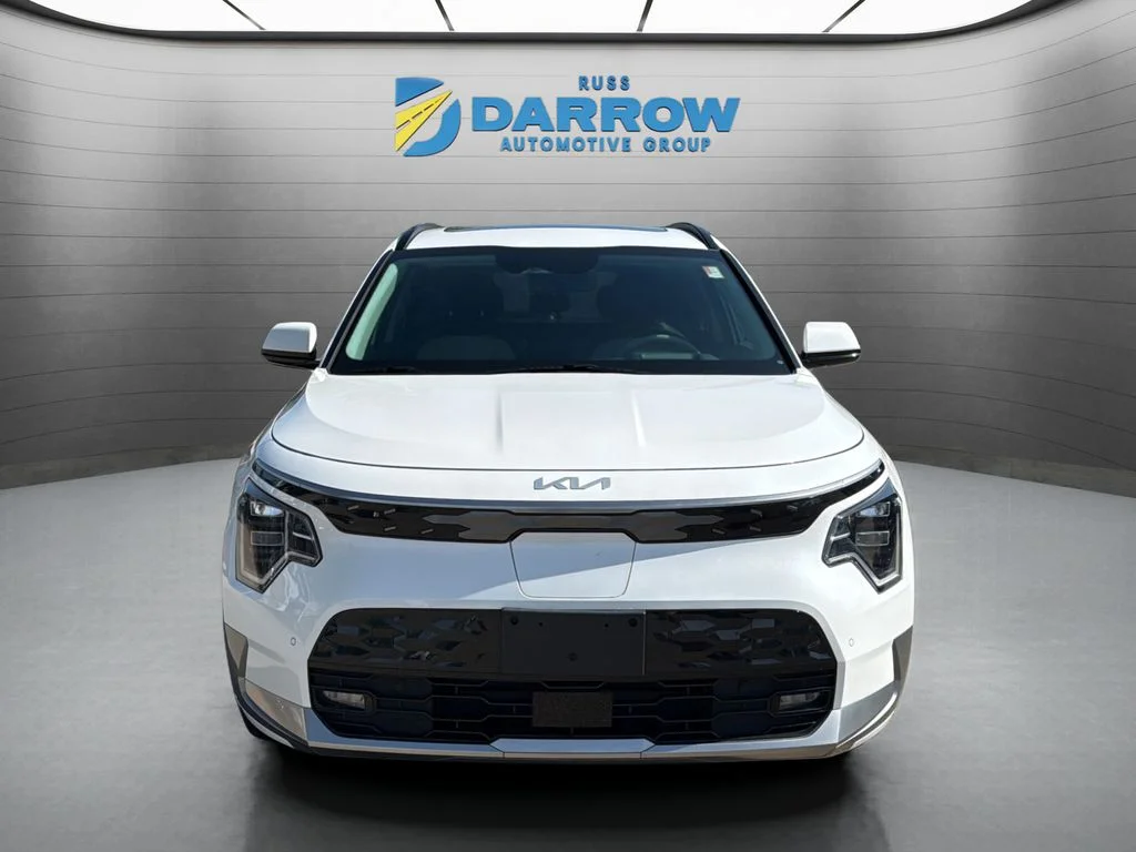 Used 2023 White Kia Wave image 8