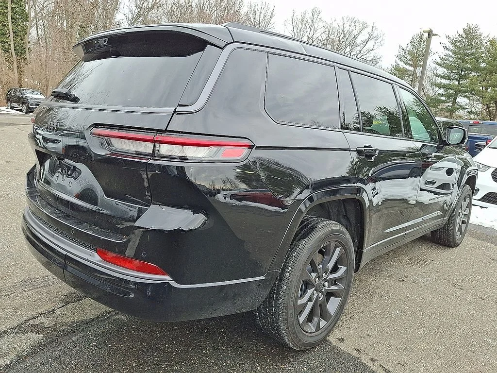 New 2026 Diamond Black Crystal Pearl-Coat Exterior Paint Jeep Limited image 4