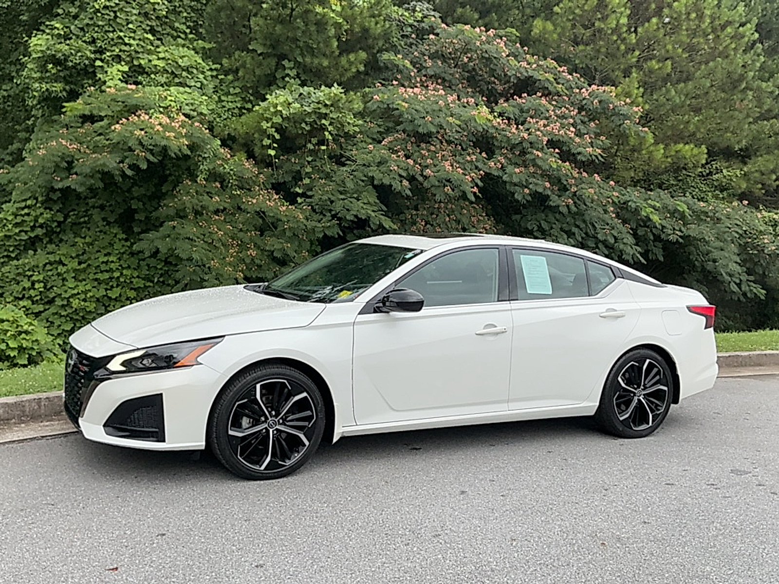 Used 2024 Pearl White Tricoat Nissan SR FWD image 4