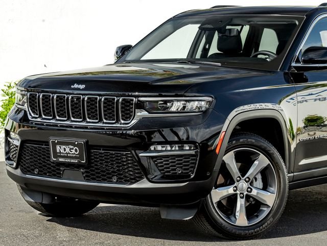 Used 2022 Diamond Black Crystal Pearlcoat Jeep Limited image 2
