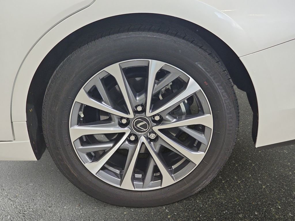 Used 2025 White Lexus 350 image 31