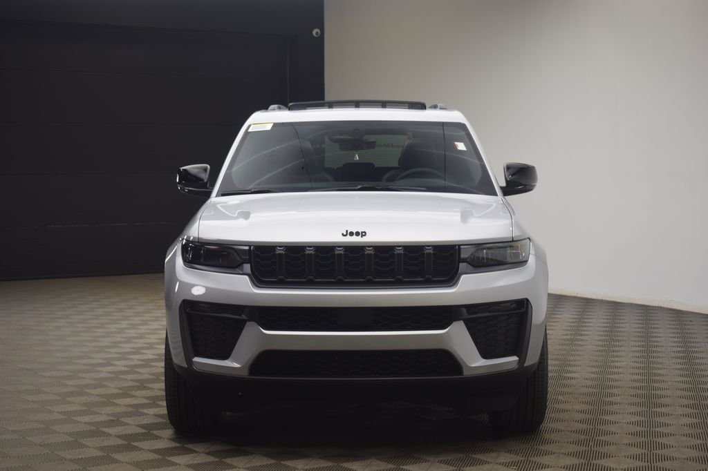 New 2026 Silver Zynith Exterior Paint Jeep Altitude image 2