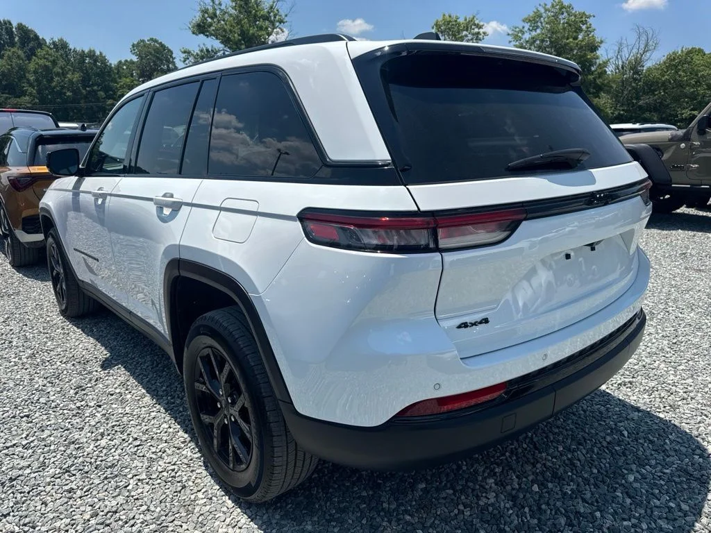 Used 2025 White Jeep Altitude image 3