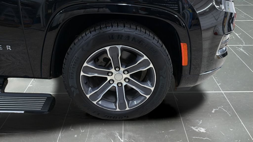 Used 2024 Black Jeep L image 27