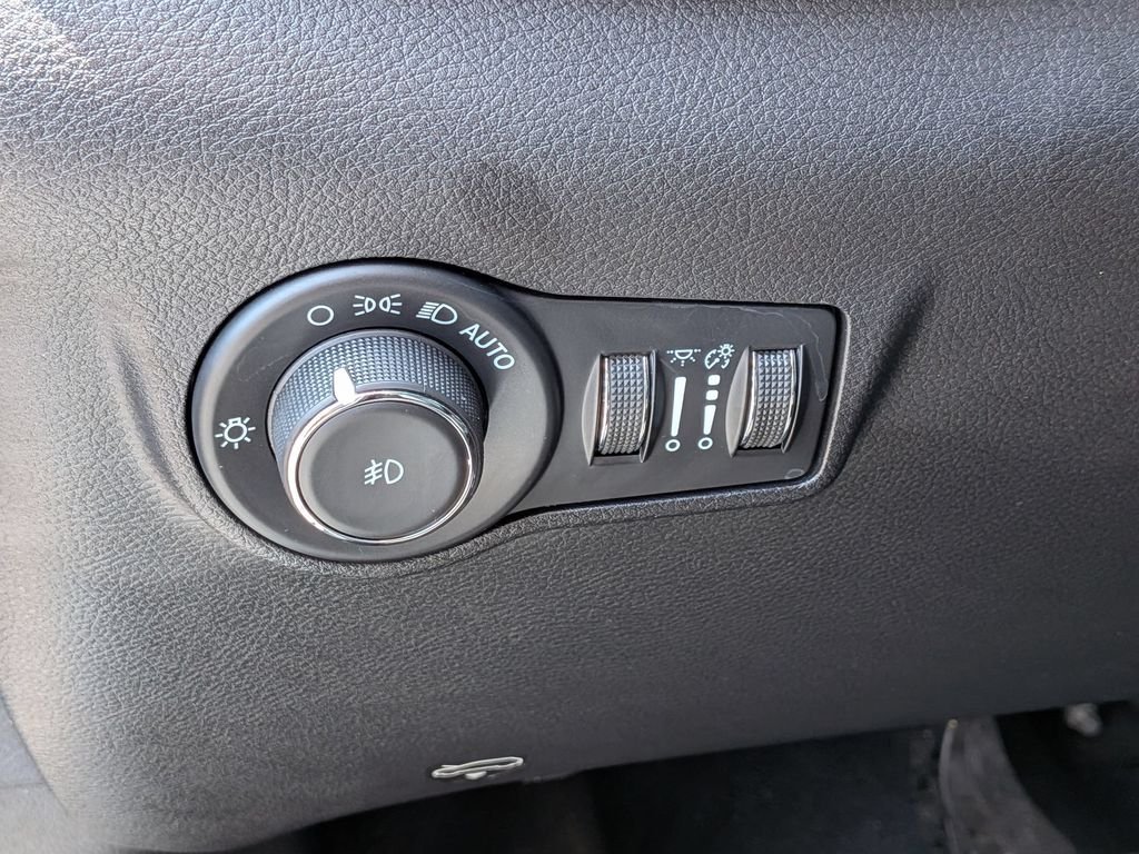 Used 2022 White Jeep Latitude Lux image 14