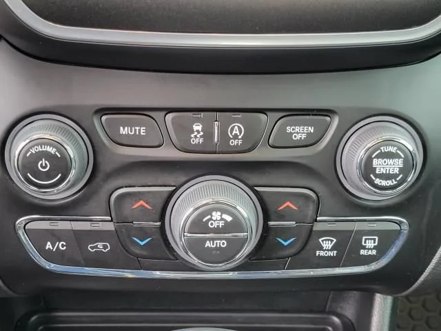 Used 2022 White Jeep Trailhawk 4x4 image 28