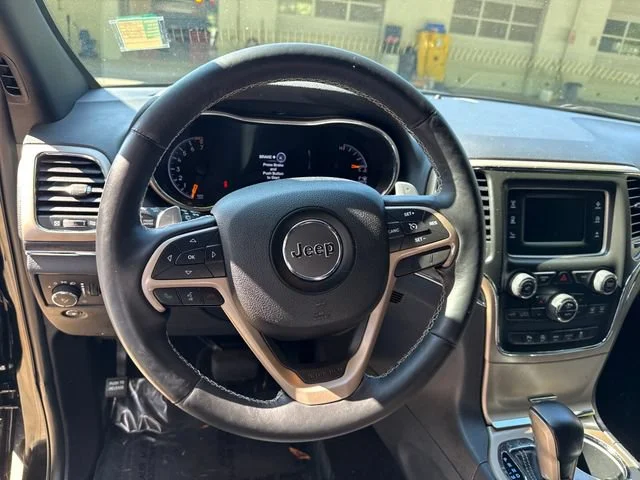 Used 2017 Diamond Black Crystal Pearlcoat Jeep Limited image 18