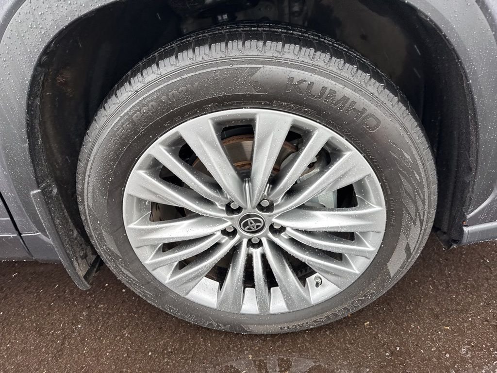 Used 2022 Magnetic Gray Metallic Toyota Platinum image 26