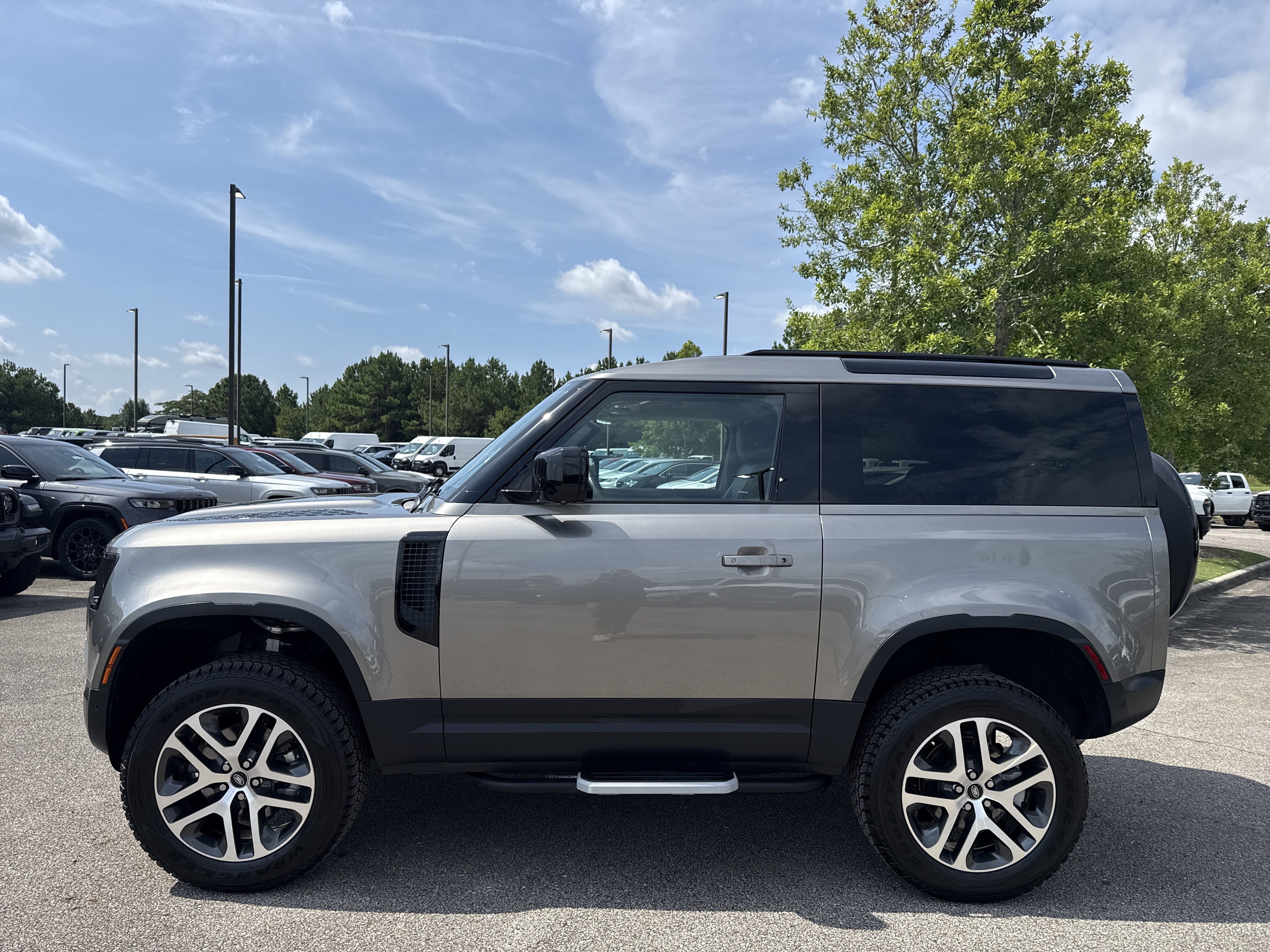 Used 2023  Land Rover S image 5