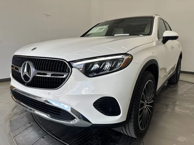 New 2027 White Mercedes-Benz GLC 300 image 31