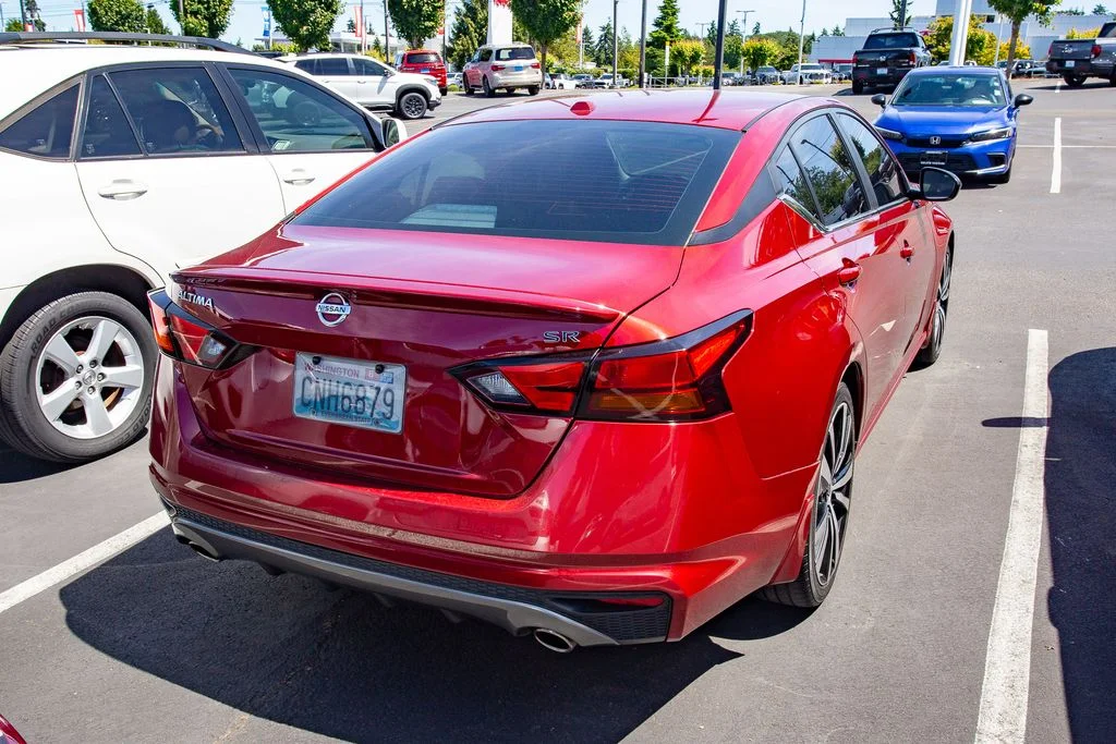 Used 2019 Scarlet Nissan 2.5 SR image 4